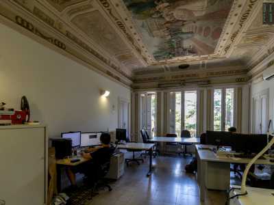 Entriamo poi in un ambiente adiacente, forse l'originario salone di rappresentanza, illuminato da tre finestroni divisi da snelle lesene ocra